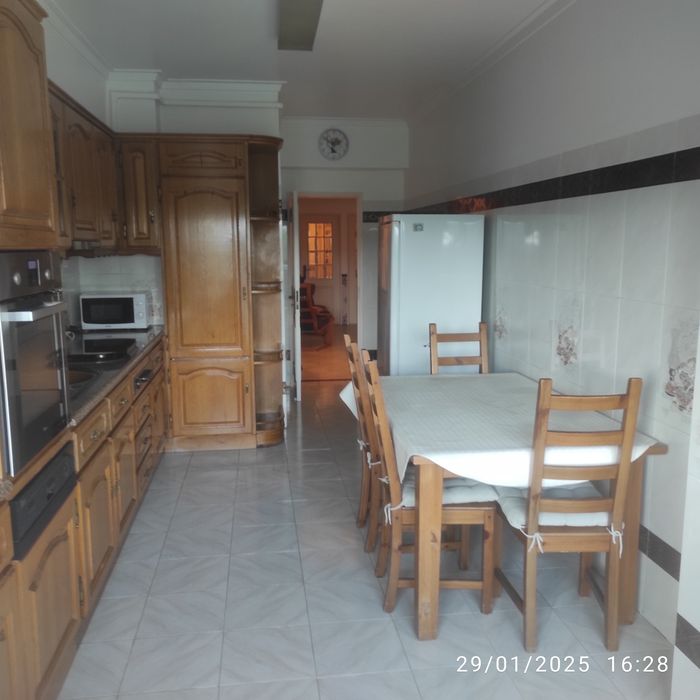 Para Estudante Quarto Amplo Junto à Universidade Europeia e Metro Pontinha (Linha Azul)