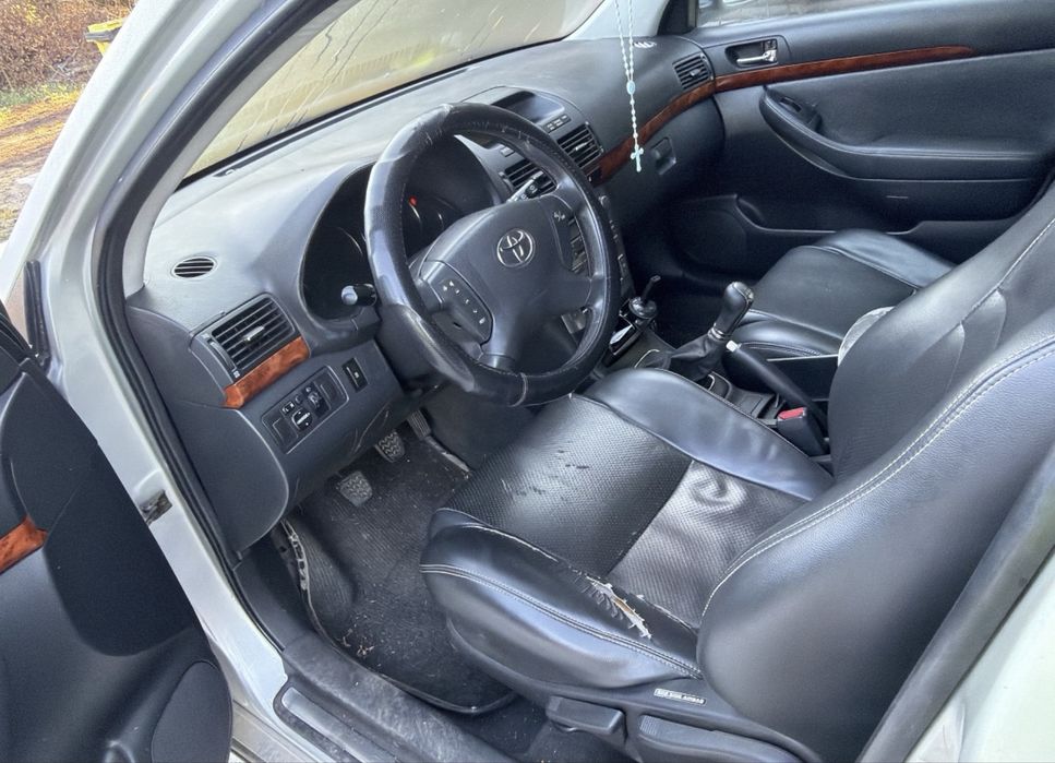Toyota avensis sw — photo 5