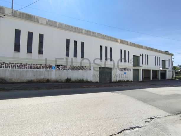 Armazem para Alugar//   Arrendar  em Alcanena  junto à A1