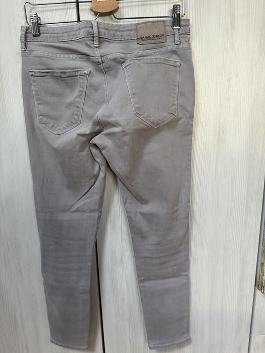 Kremowe legginsy