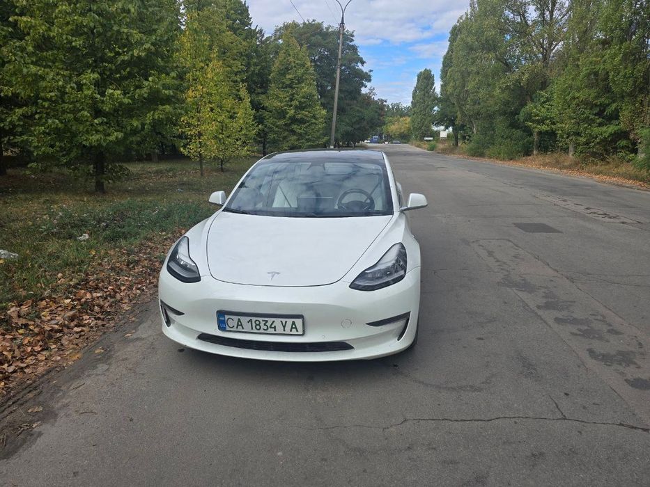 Продам машину Tesla 3