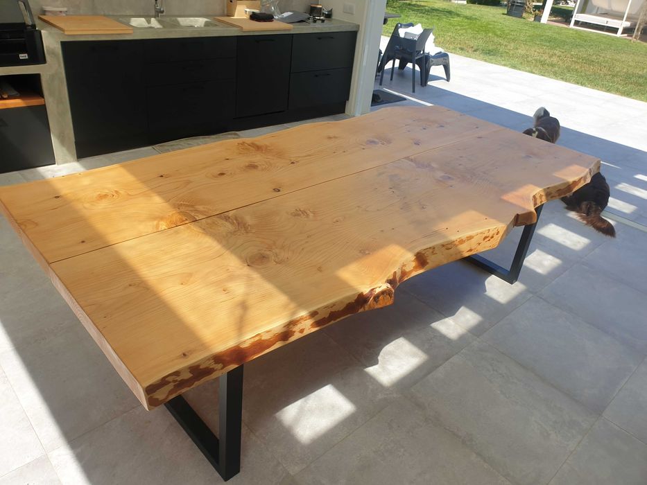 Mesa em madeira maciça rústica,borda o vivo.Rustic solid wood table.