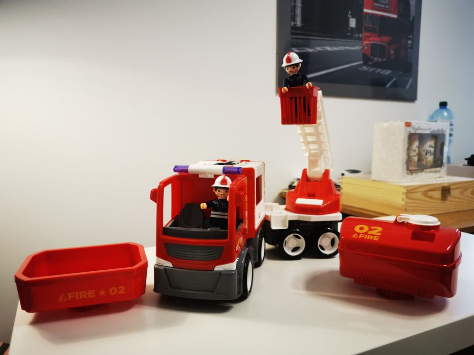 Super Zestaw STRAŻ pożarna auto przyczepa figurki bdb stan