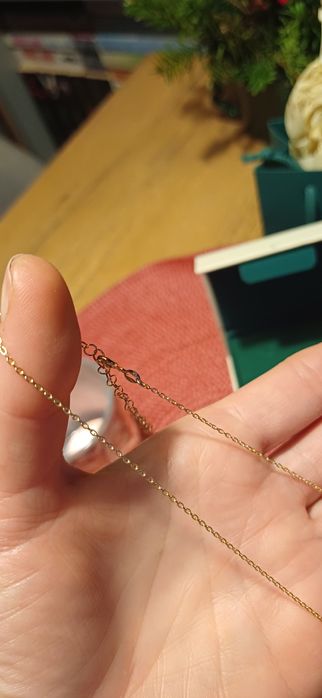 Wisiorek na pozłacanym łańcuszku Yes