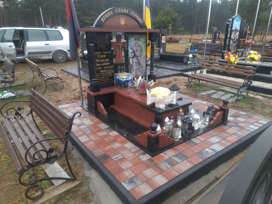 Укладання бруківки на цвинтарі навколо пам'ятників