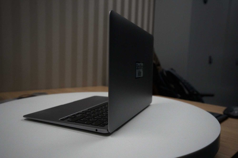 MacBook M1, 512/8, Sonoma 14.8.3, Klawiatura Cyrlica, (Dongle Gratis)