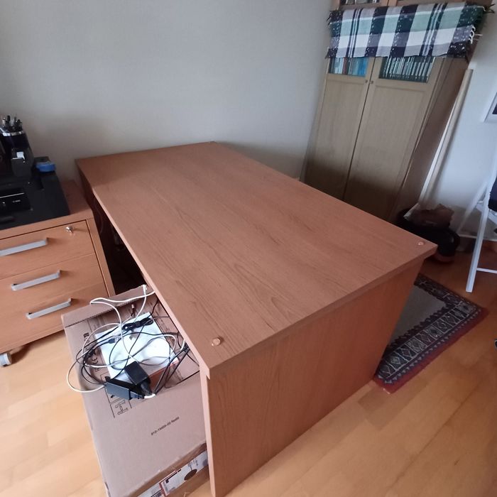 Secretária de escritório .Medidas 140 cm x 80 cmx 72 (alt)cm