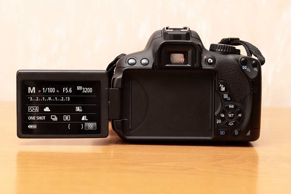 Canon EOS 650D + обʼєктив 18-55 Фотоапарат дзеркальний