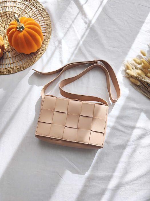 Mała torebka na ramię listonoszka beżowa pudrowa pastelowa Deezee