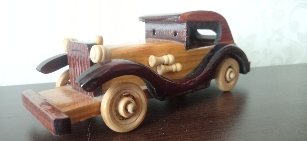 Классическая машинка с дерева