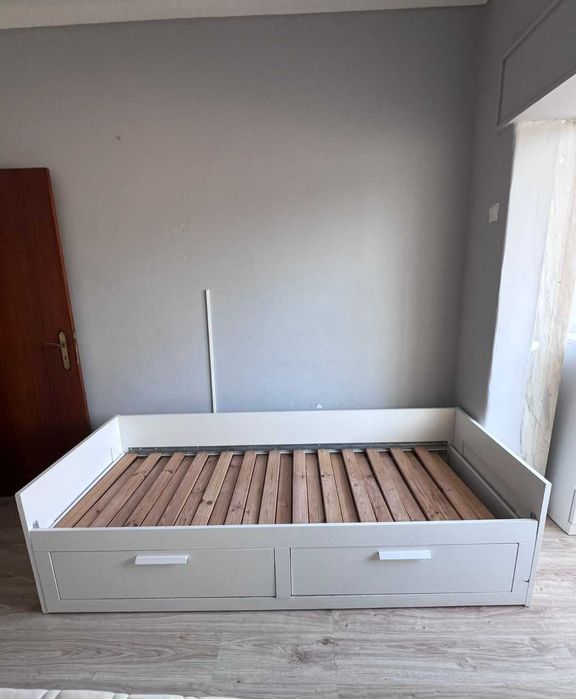 Cama IKEA branca com cama auxiliar + 2 gavetas