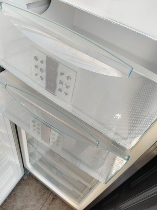 Srebrna zamrażarka  Liebherr 304 litry