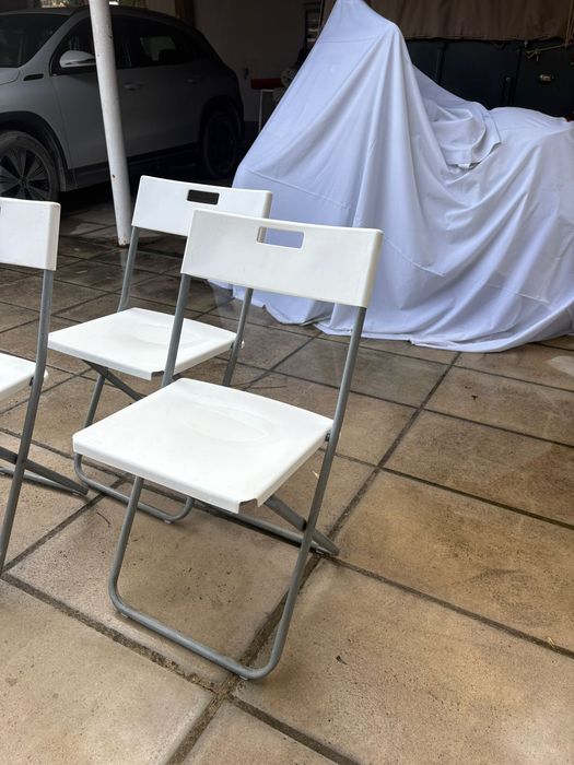 Mesa branca com 4 cadeiras brancas IKEA
