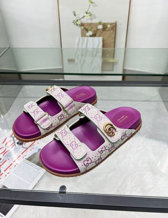 Dostępne od ręki-klapki Gucci