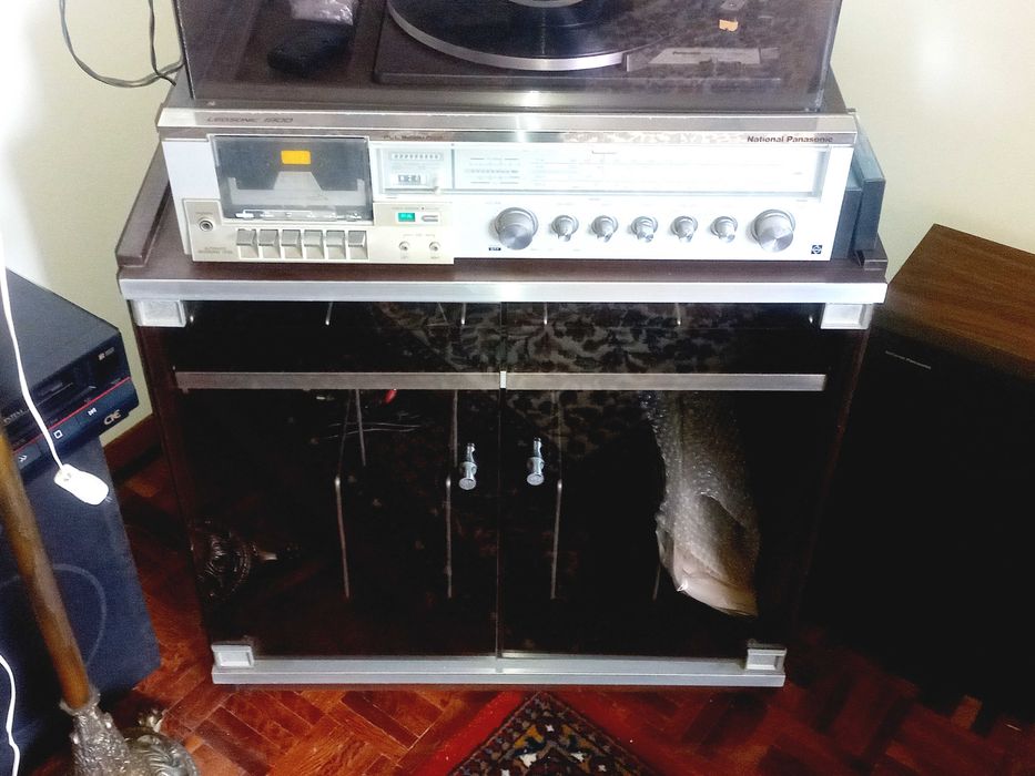 Móvel de apoio a gira-discos vinil