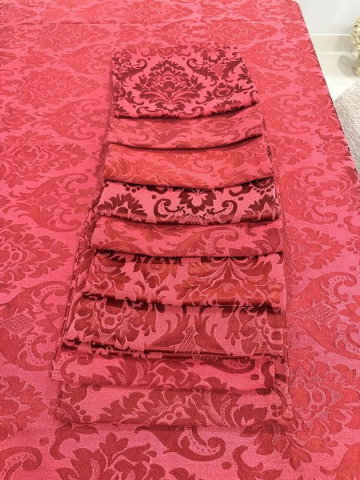 Vendo  Toalha de mesa bordeuax com 9 guardanapos , Loja do Gato Preto