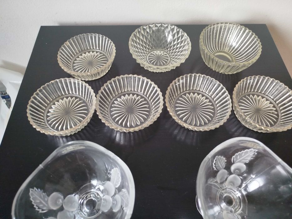 Diversas taças de sobremesa