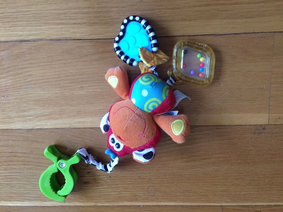 Vários brinquedos e livros infantis