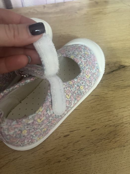 Капці, тапочки, сандалі
