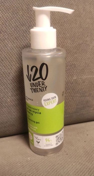 Nowy oczyszczający żel do twarzy Under Twenty 20