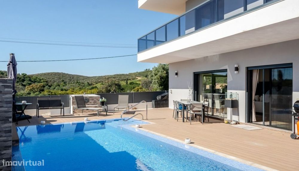 4-Bedroom Villa with Swimming Pool for Sale in Portimão, Algarve