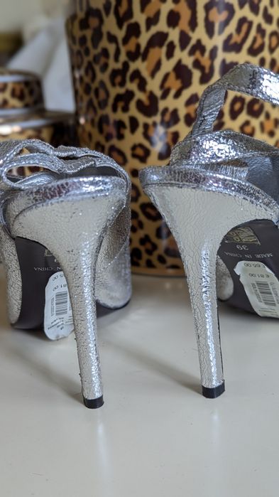 Oasis босоніжки 39 розмір шкіра нові