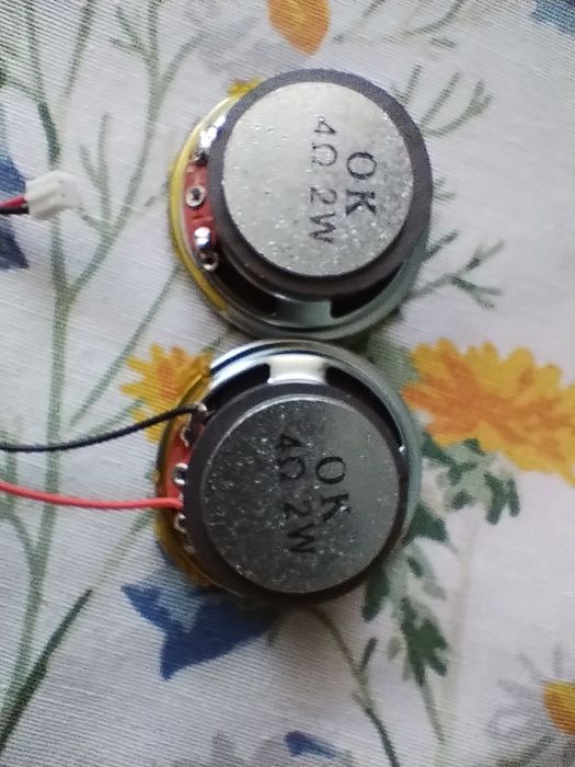 2 x mini  głośniki 4 ohm 2 W