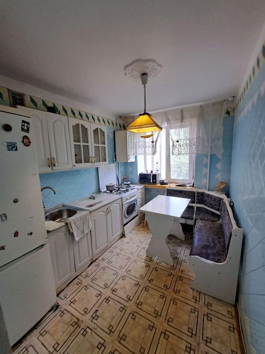 Продам 4 кім квартиру вул. Сем"ї.Глодан в житловому стані цеглягий дім газ Ціна 55 тіс (327-483)