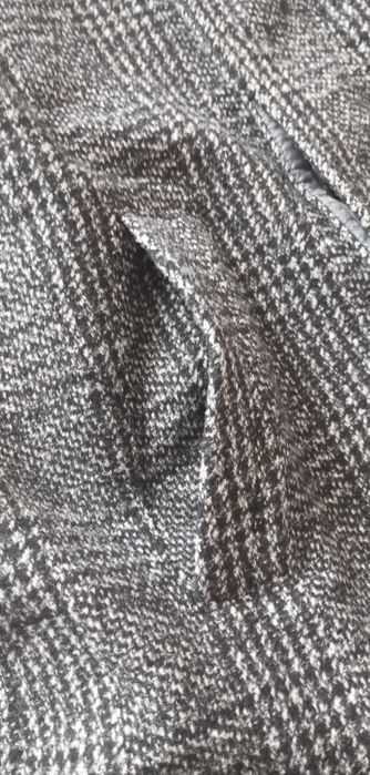 Elegancki płaszcz męski w kratę.