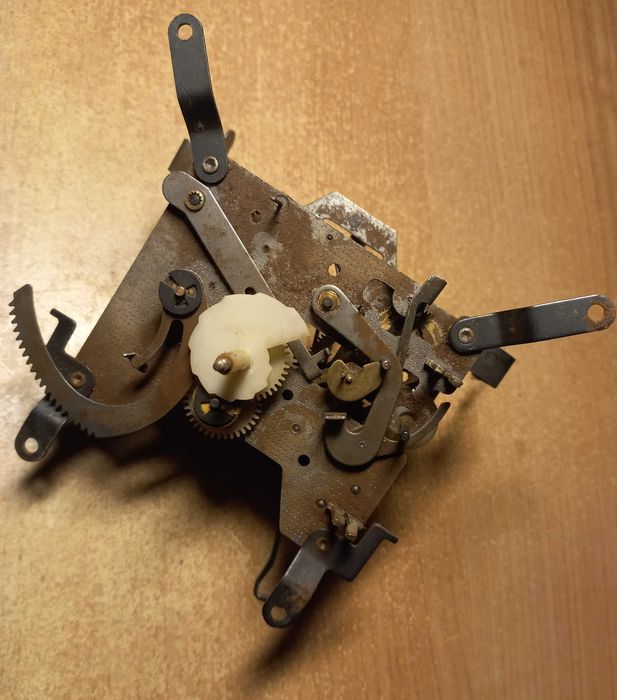 антикварные часы МАЯК с кукушкой (по запчастям)