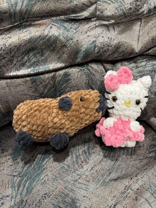 Hello kitty  и капібара з плюшевої пряжі
