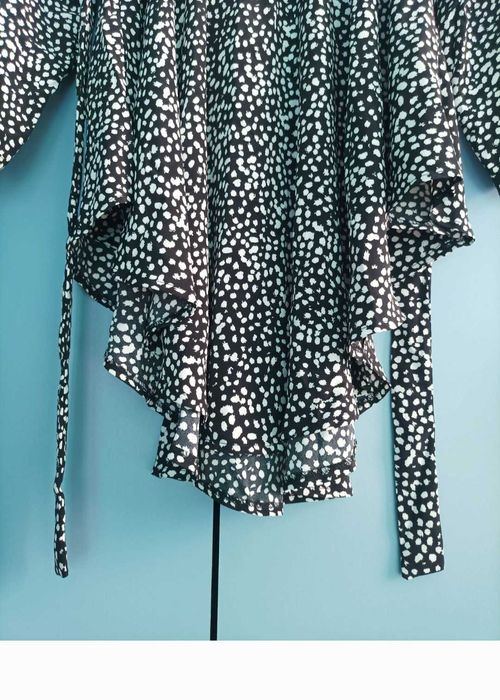 Apricot asymetryczna sukienka z ozdobnym paskiem