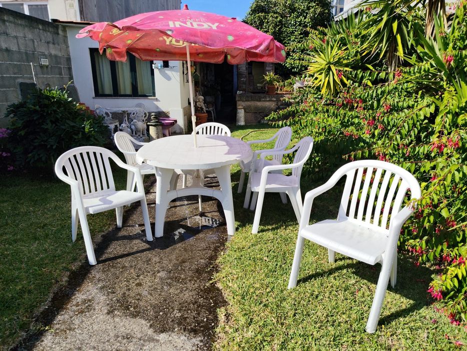 Conjunto de mesa e seis cadeiras