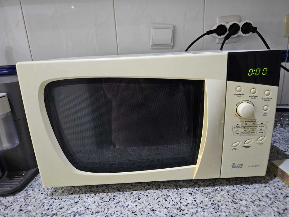 Microondas com grill e descongelação em Ótimo Estado – Pronto para Uso