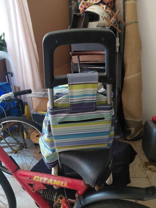 Carrinho para transporte de compras no estado que se encontra 5€