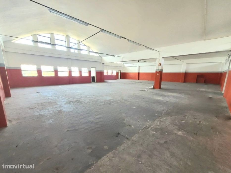 Armazém amplo junto ao metro do Senhor Roubado