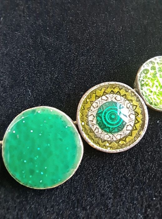 Colar em tons de verde