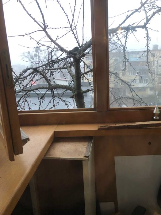 Продам квартиру на Алмазному . Поруч з зупинкою.