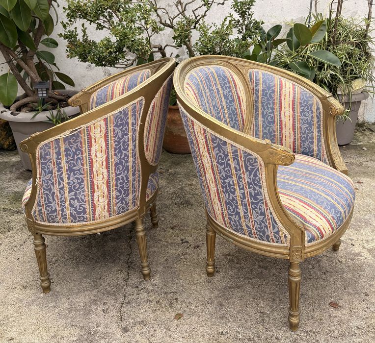 Par de lindos antigos cadeirões estilo Luís XVI