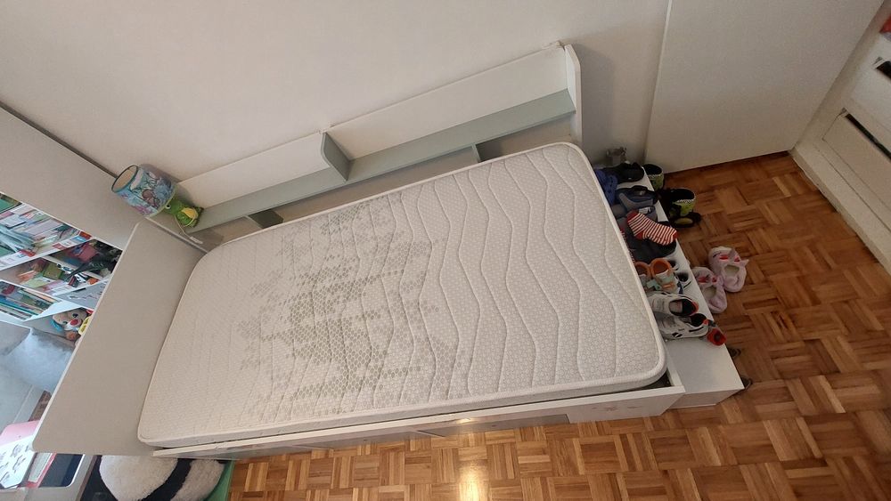 Cama de criança com gavetas e arrumação