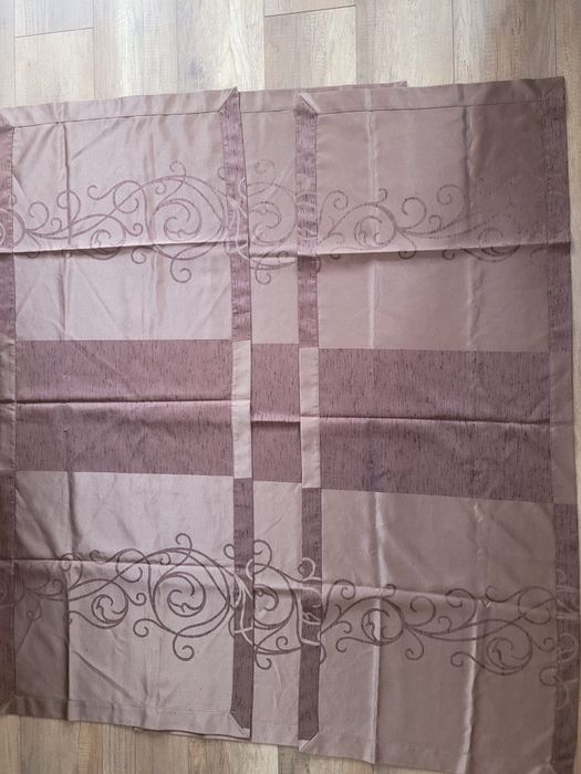 Brązowy szal na stół