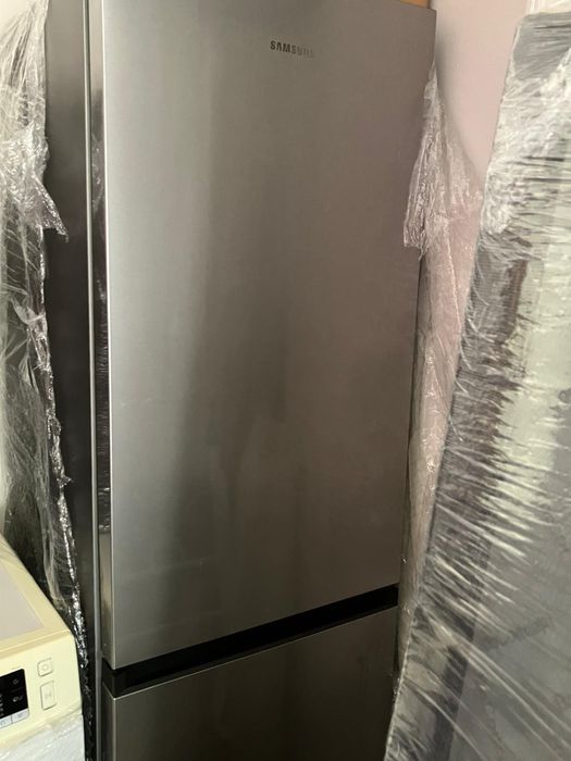 Frigorífico Combinado Samsung (No Frost - 185.3 cm - 340 L - Inox)