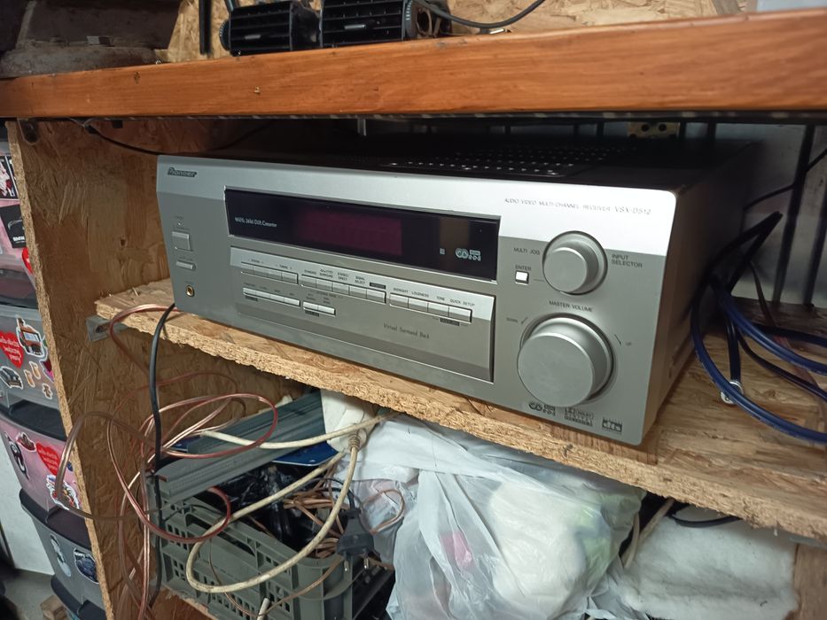 Sprzęt grający amplituner i kolumny