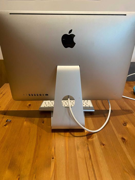 Computador iMac  21,5 polegadas, em muito bom estado.