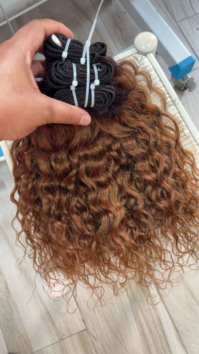 Cabelo cacho aberto cor de mel