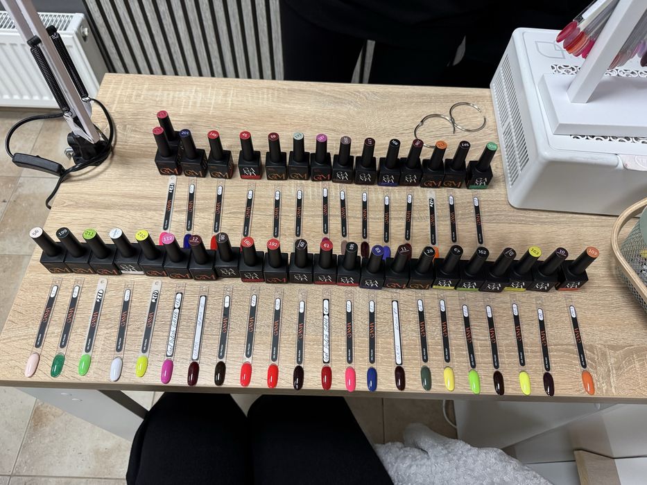 Розпродаж гелів, акригелів з манікюрної студії