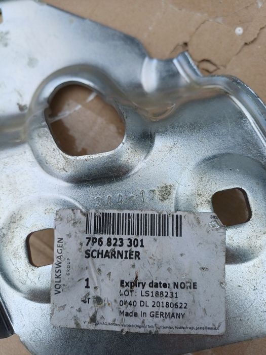 Петлі завіси капота Volkswagen Touareg