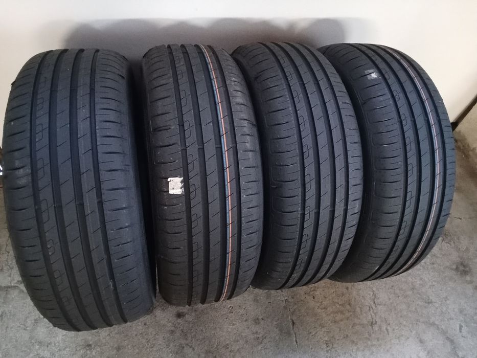 Sprzedam 4 opony 215/55/17 nowe