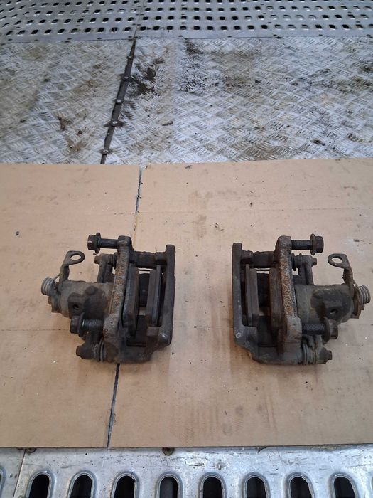 vw t5 zaciski tylne z jarzmem komplet