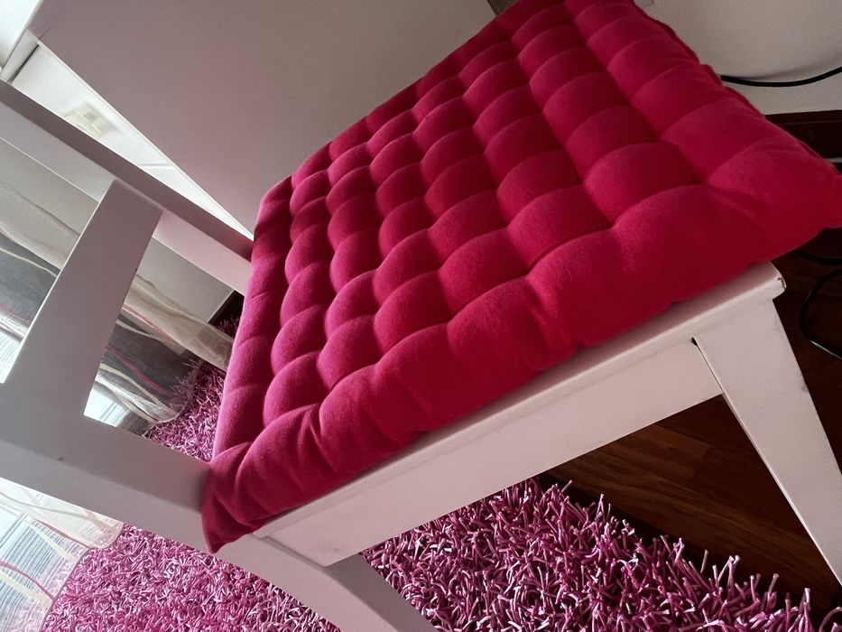 Conj. Cortinados beje/rosa, Abajur, cadeira branca IKEA, almofada rosa